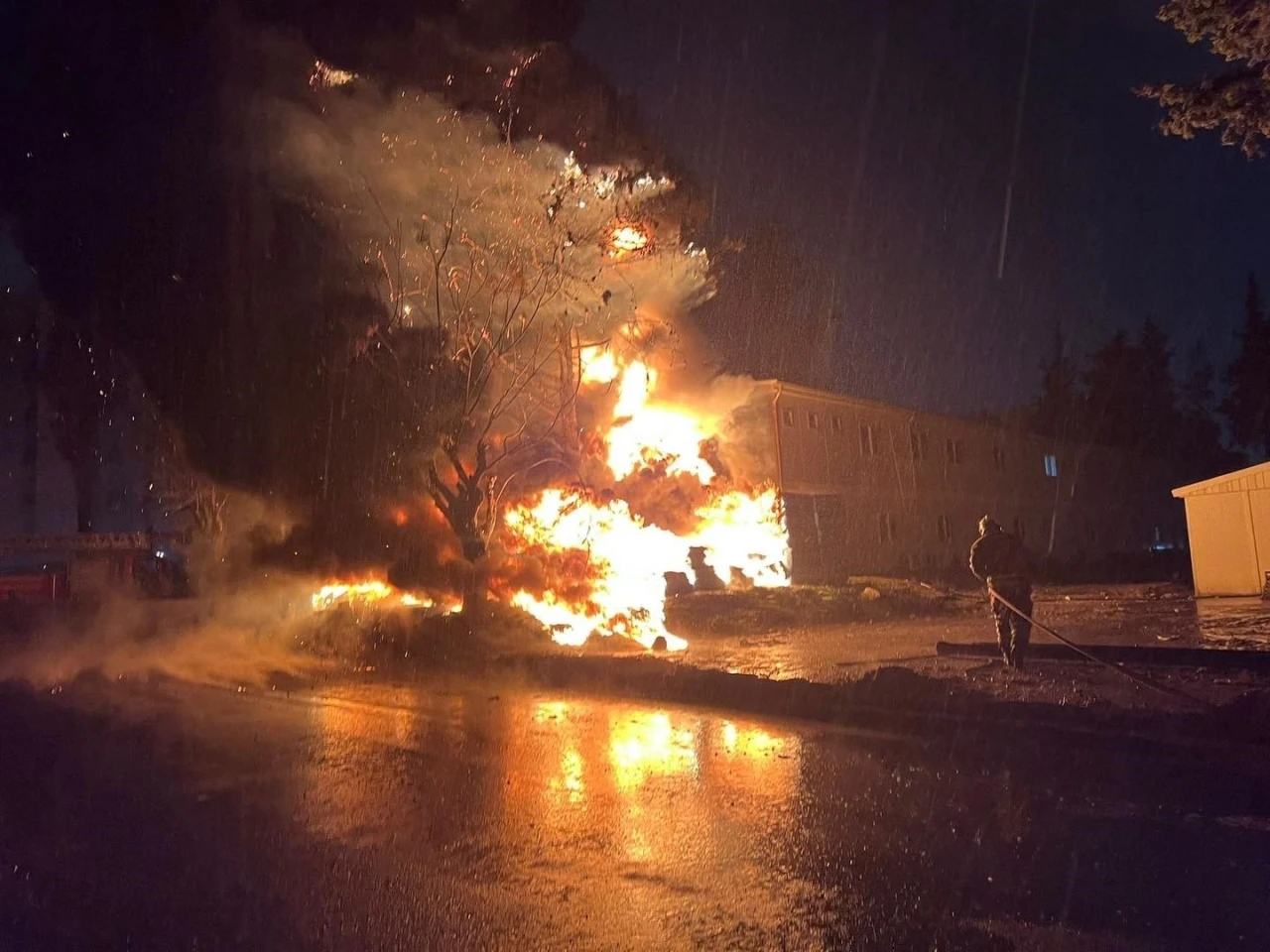 Antakya&rsquo;da şantiyede korkutan yangın
