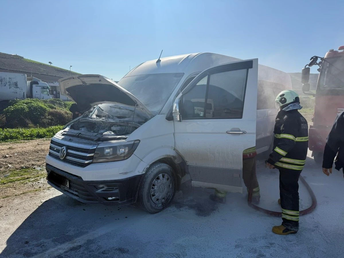 Antakya&rsquo;da seyir halindeki minib&uuml;ste korkutan yangın
