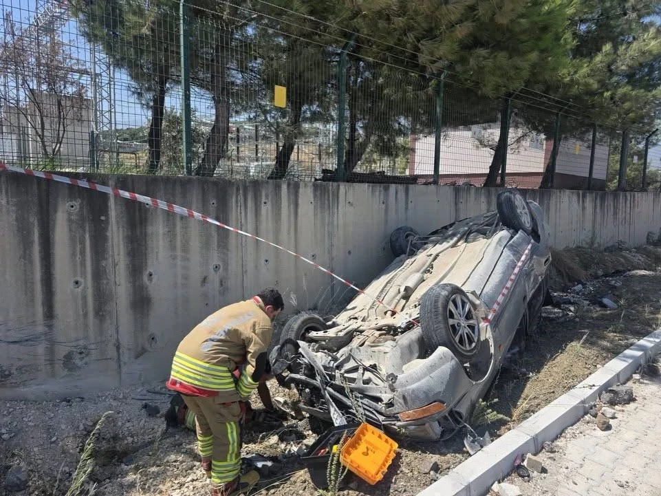 Antakya&rsquo;da takla atan aracın s&uuml;r&uuml;c&uuml;s&uuml; yaralandı
