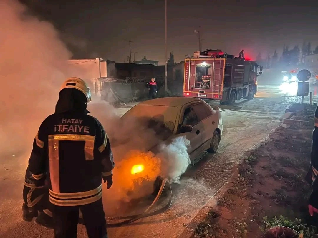 Antakya’da yanan otomobilde hasar oluştu
