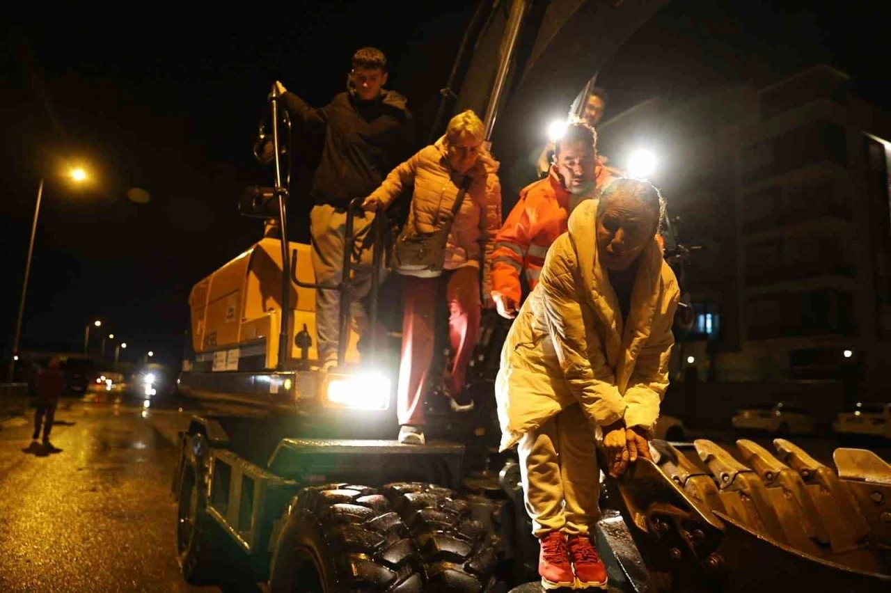 Antalya B&uuml;y&uuml;kşehir Belediyesi 714 personelle hortum ve fırtınaya m&uuml;dahale etti
