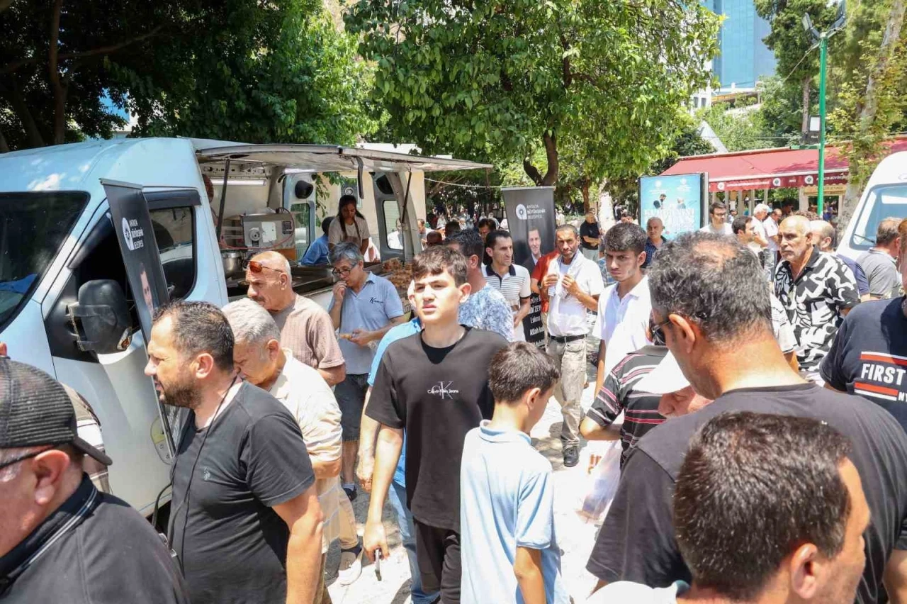 Antalya Büyükşehir Belediyesi’nden Ferdi Zeyrek için lokma dağıtımı
