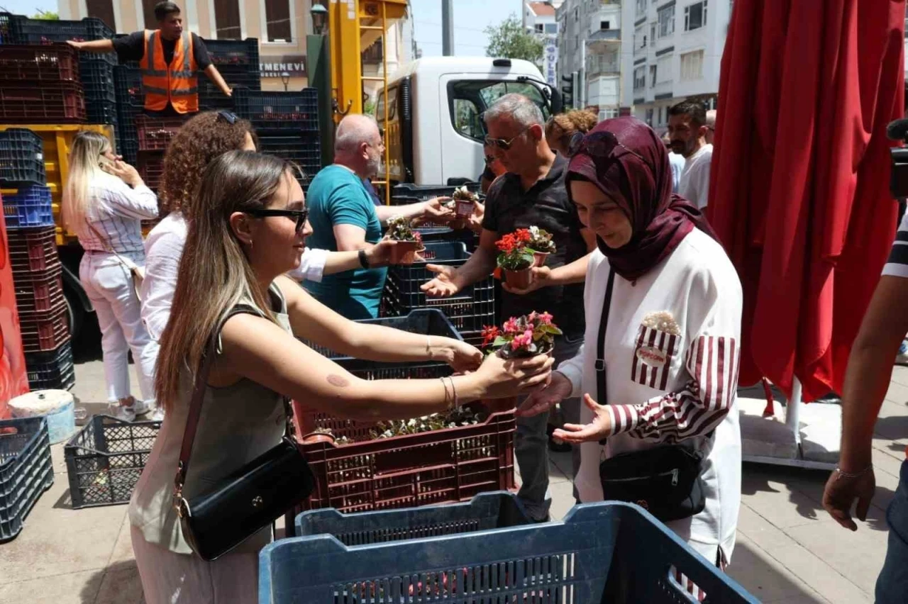 Antalya Büyükşehir’den annelere 25 bin çiçek
