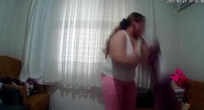 Antalya&rsquo;da 1 yaşındaki bebeğe annenin uyguladağı şiddet g&uuml;venlik kamerasıyla ortaya &ccedil;ıktı
