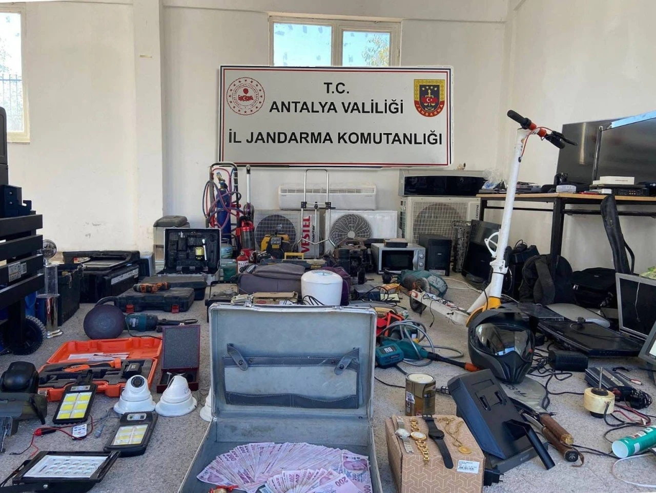 Antalya’da 10 evden hırsızlık yapan şüpheli JASAT tarafından yakalandı
