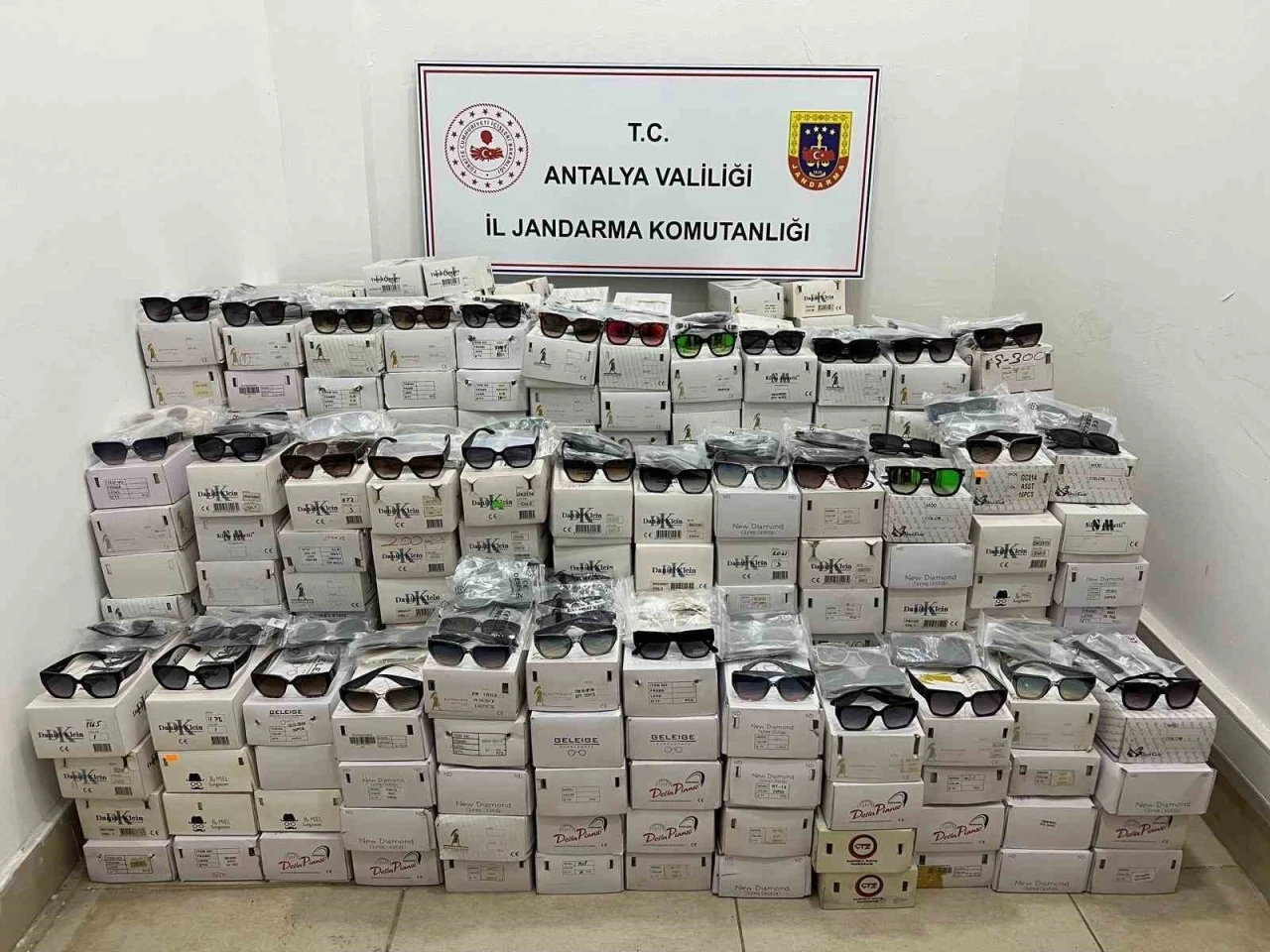 Antalya’da 16 bin adet kaçak güneş gözlüğü yakalandı
