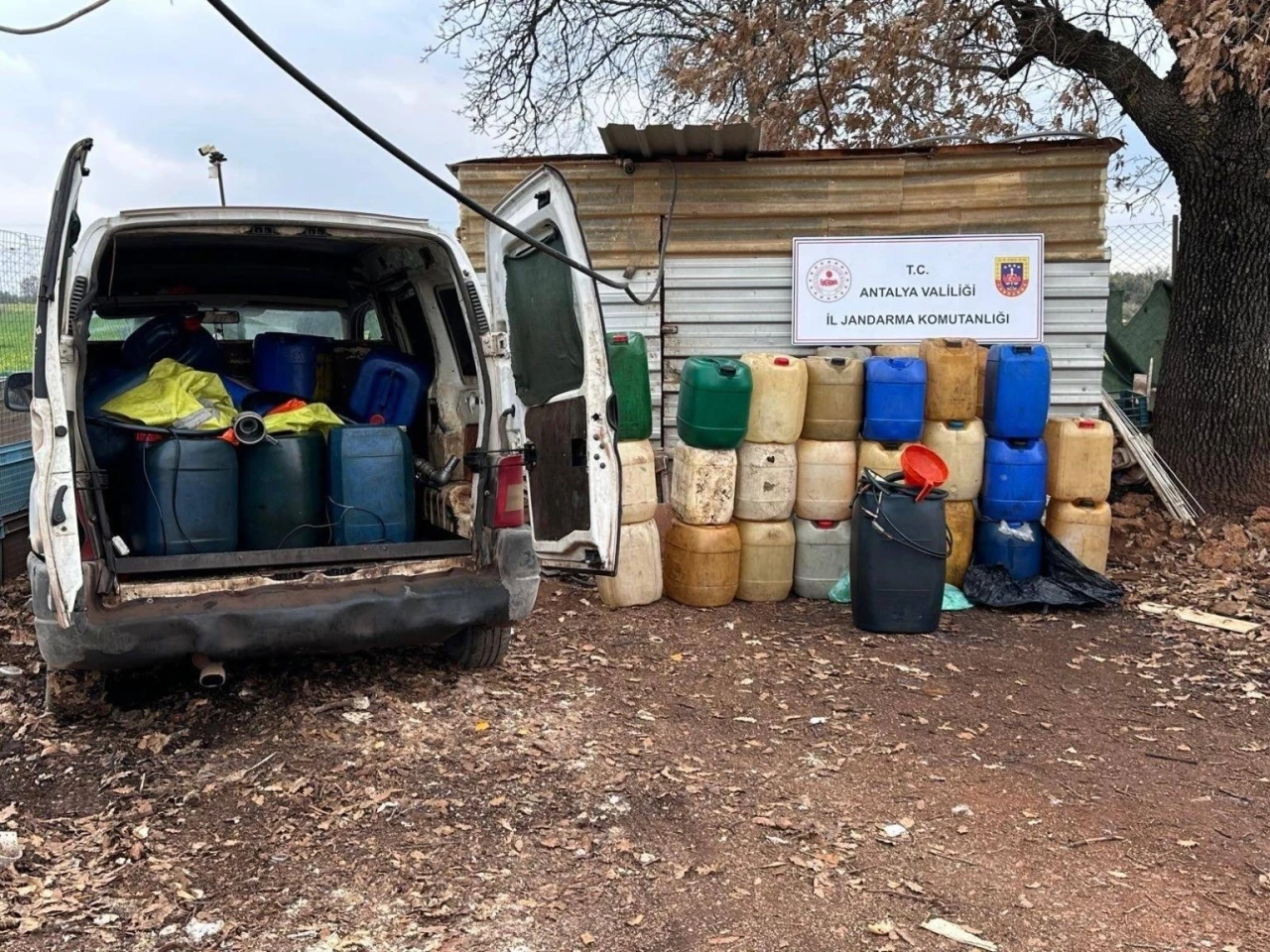 Antalya&rsquo;da 2 bin 350 litre ka&ccedil;ak akaryakıt ele ge&ccedil;irildi
