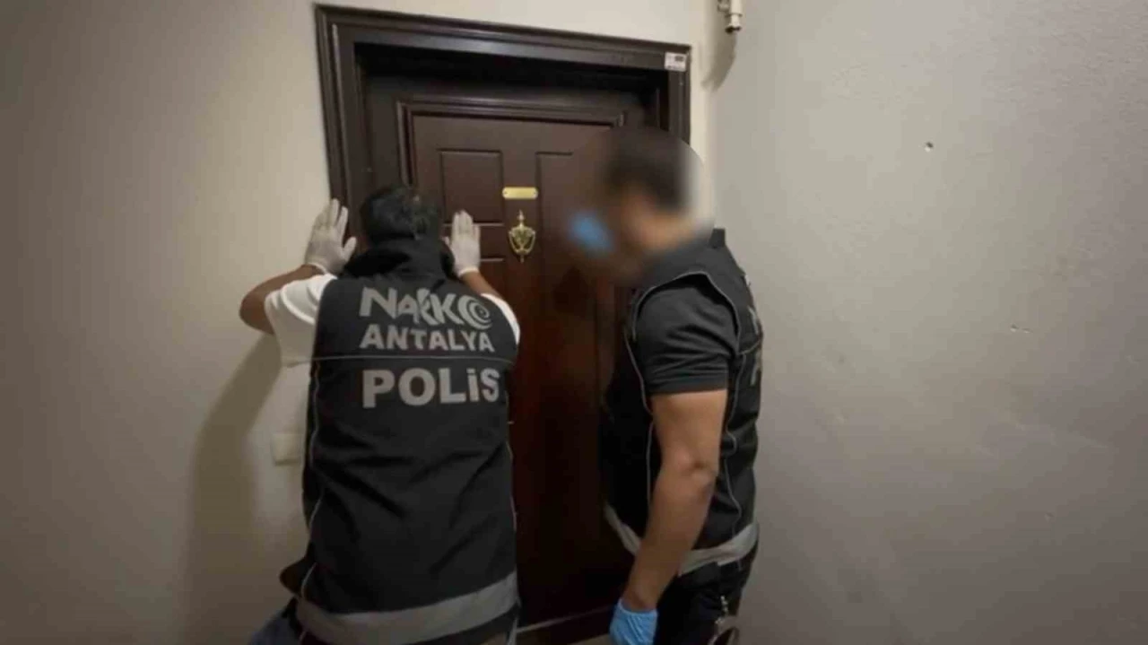 Antalya’da 21,5 kilo skunk ele geçirildi, operasyon kameraya yansıdı
