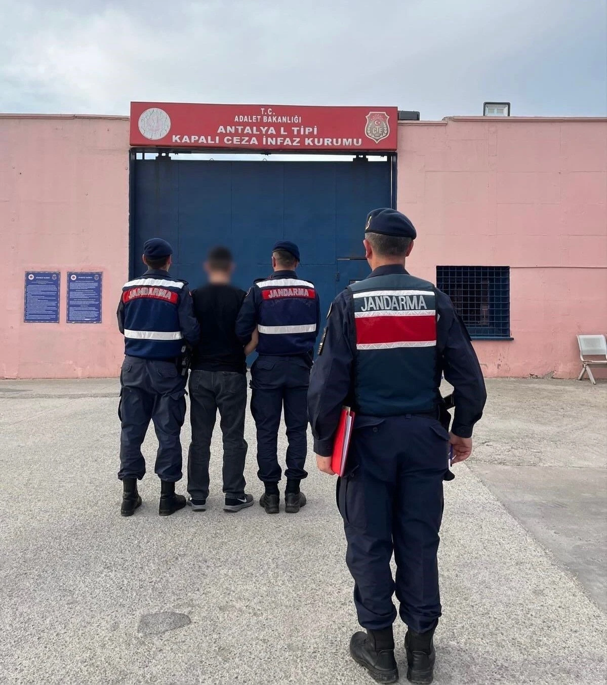 Antalya&rsquo;da 22 yıl hapis cezası bulunan h&uuml;k&uuml;ml&uuml; yakalandı
