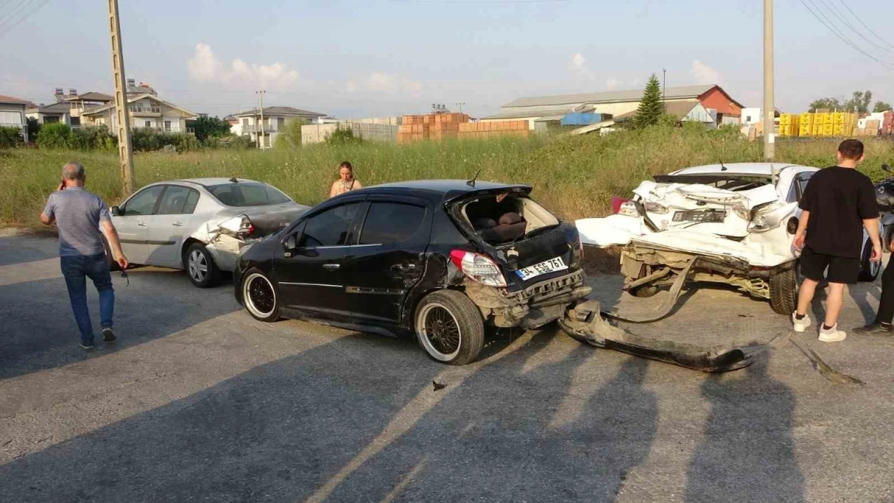 Antalya&rsquo;da 4 ara&ccedil;lı zincirleme kaza: 6&rsquo;sı turist 7 yaralı
