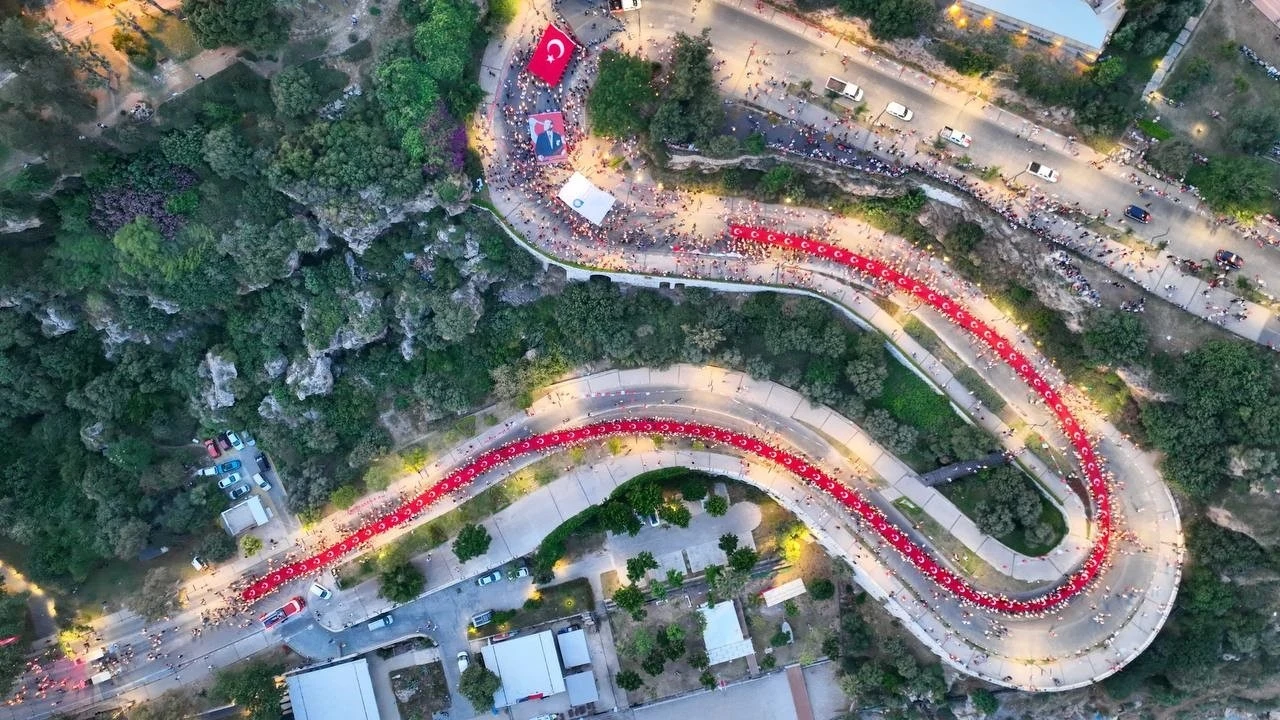 Antalya’da 400 metrelik dev Türk bayrağı ile ’Fener Alayı’ düzenlendi
