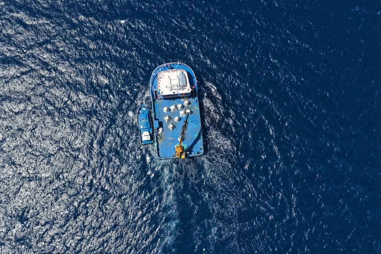 Antalya&rsquo;da 50 yapay resif denize indirildi
