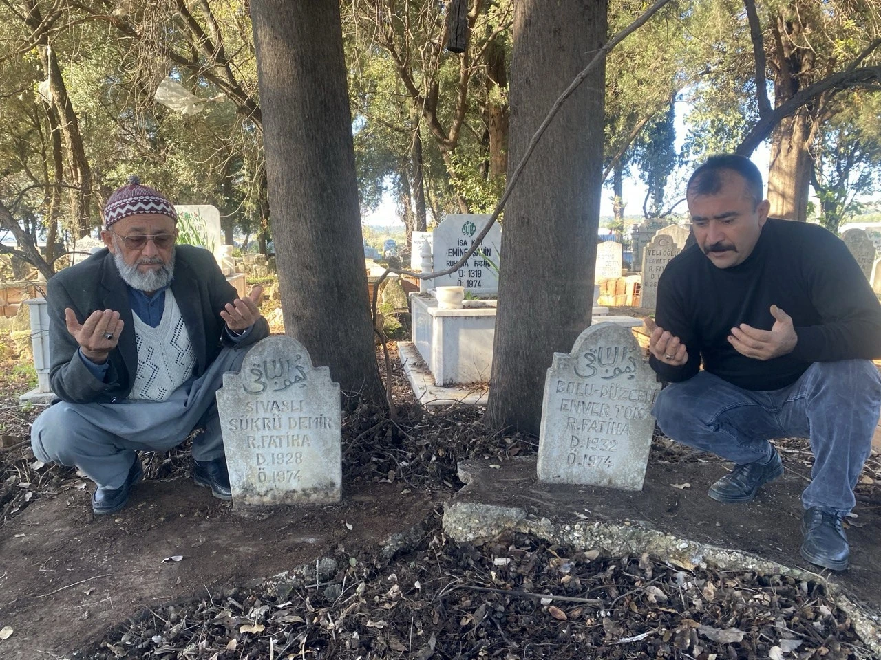 Antalya&rsquo;da 50 yıl &ouml;nce hayatını kaybeden iki tarım iş&ccedil;isinin mezarları sahiplerini bekliyor
