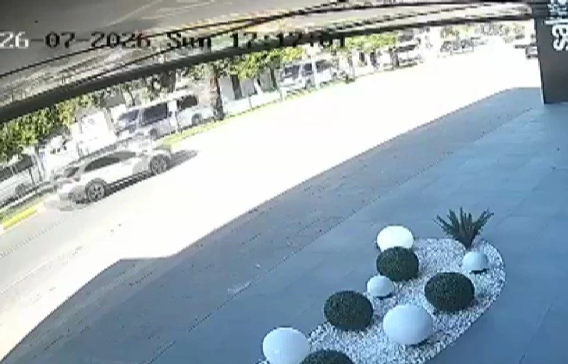 Antalya&rsquo;da ani manevra kazayı beraberinde getirdi: 3 yaralı
