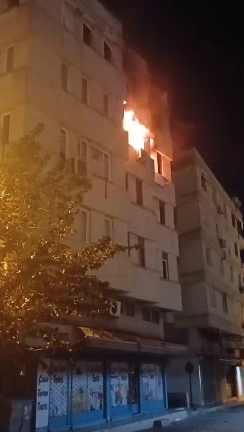 Antalya’da apartman dairesi alev alev yandı
