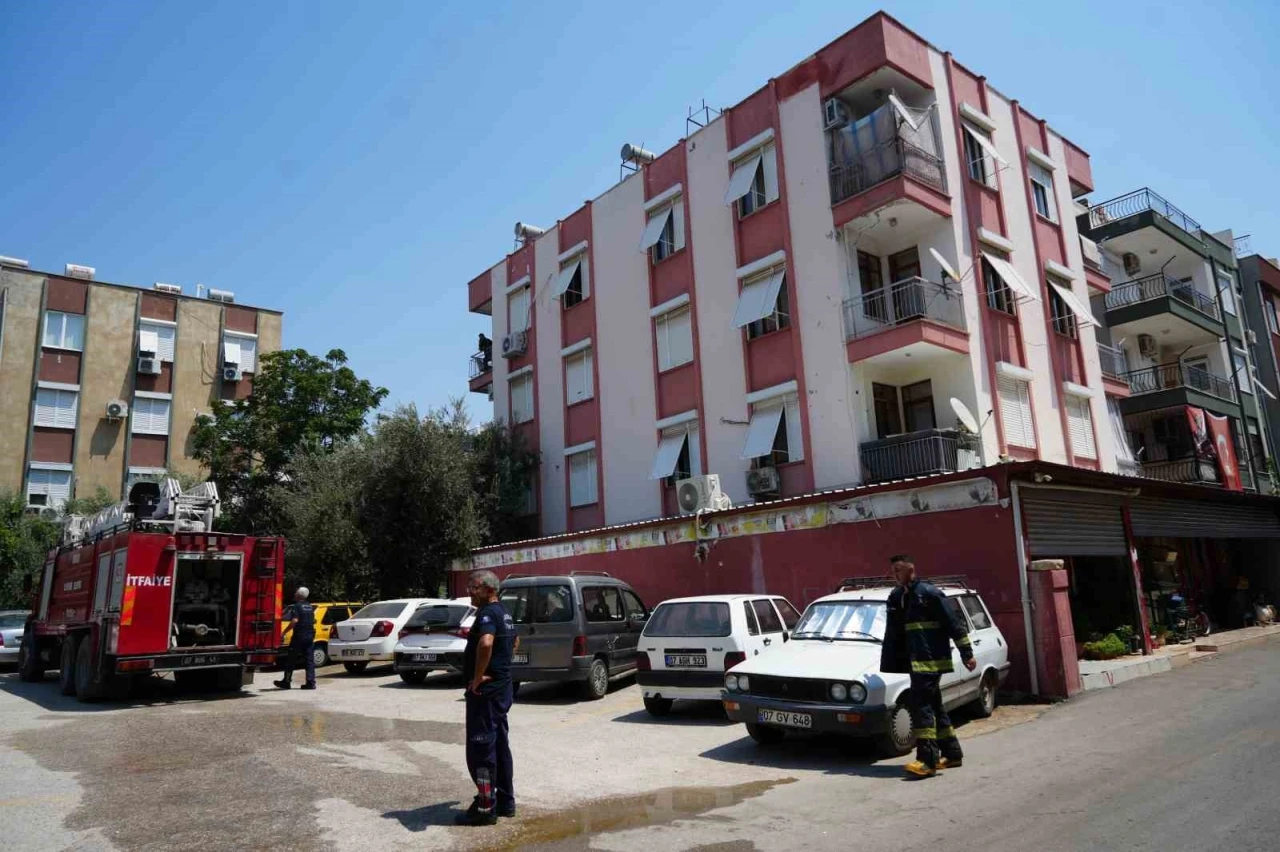 Antalya’da apartman dairesinde yangın korkuttu
