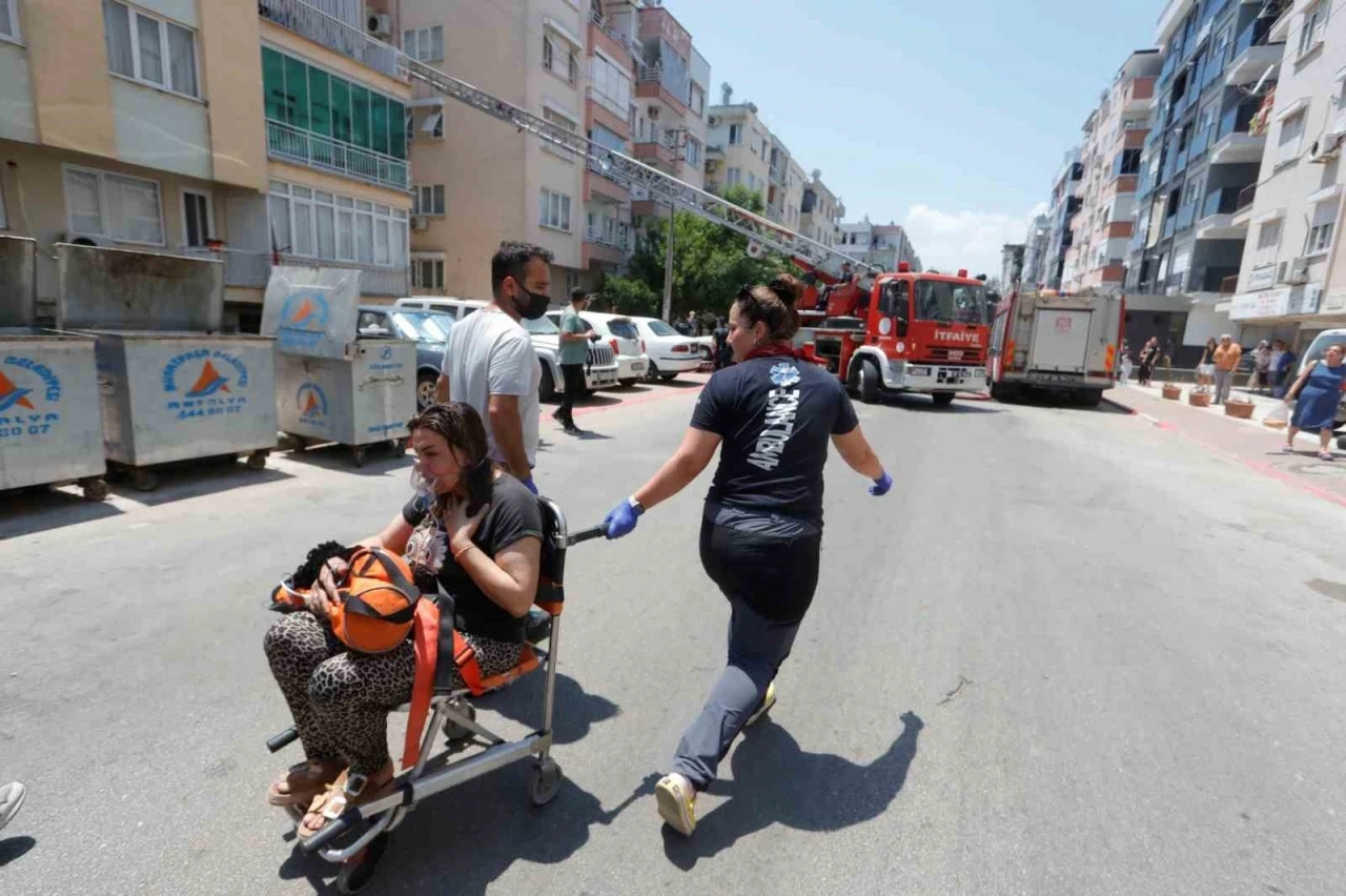 Antalya’da apartmanda çıkan yangında 7’si çocuk 10 kişi dumandan etkilendi