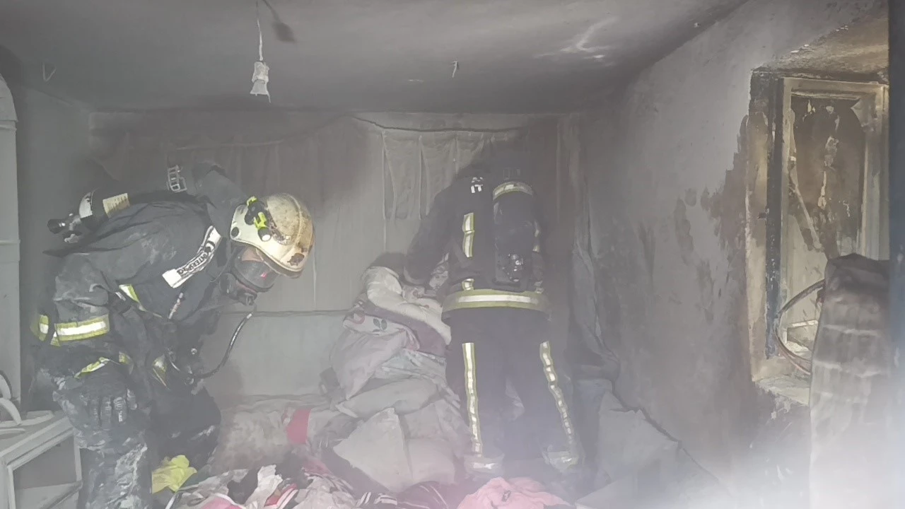 Antalya&rsquo;da binanın bodrum katı &ccedil;ıkan yangında k&uuml;le d&ouml;nd&uuml;
