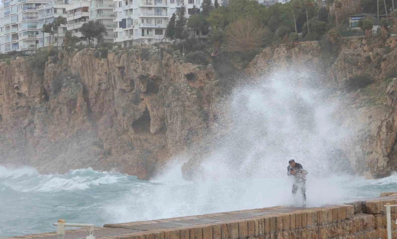 Antalya&rsquo;da &ccedil;atı u&ccedil;tu, aracın &uuml;zerine tabela devrildi, elektrik telleri koptu
