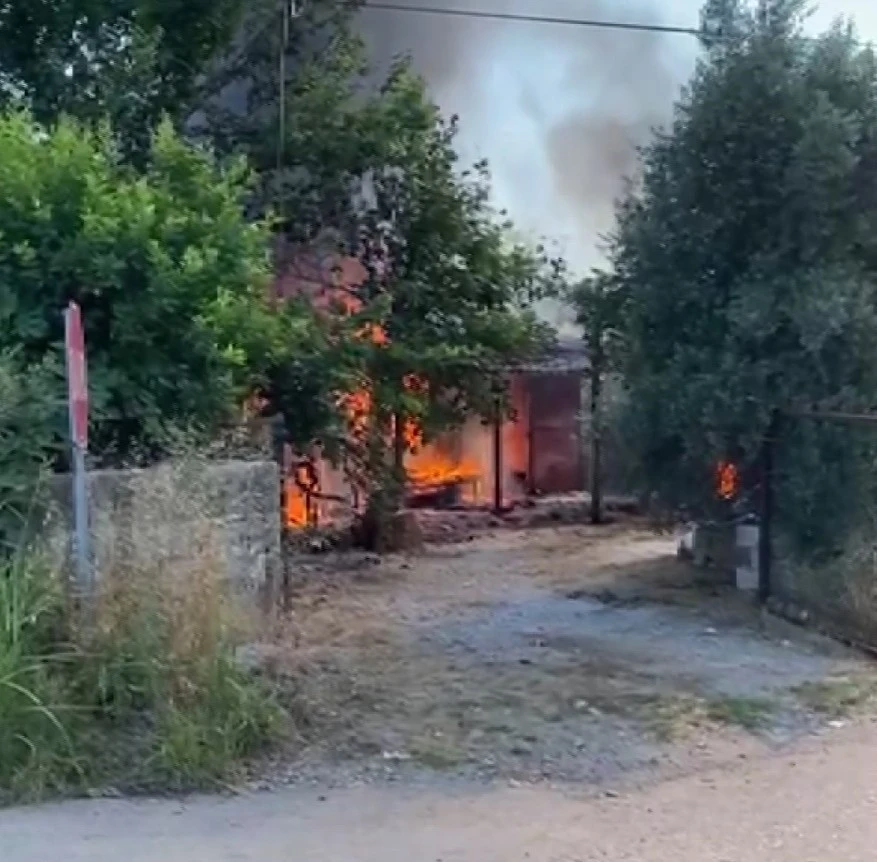 Antalya’da çıkan yangında ev ve traktör kül oldu
