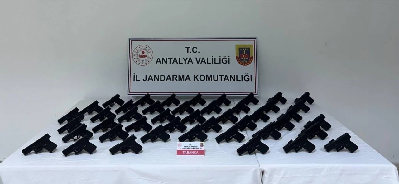 Antalya&rsquo;da durdurulan ara&ccedil;tan 45 adet ruhsatsız tabanca &ccedil;ıktı
