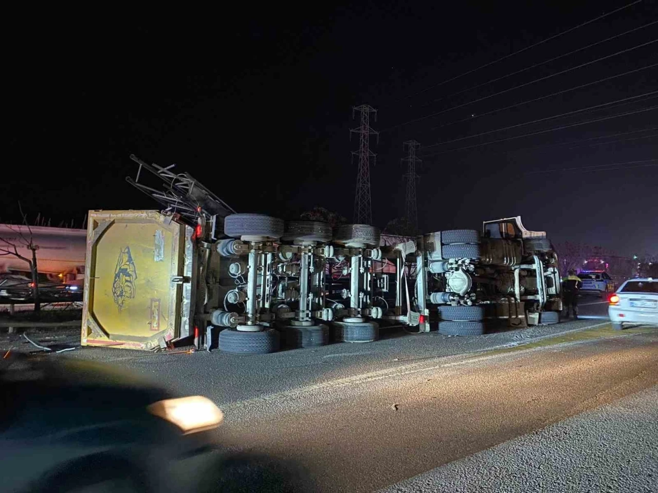 Antalya&rsquo;da EDS direğine &ccedil;arpan tır devrildi: 2 yaralı
