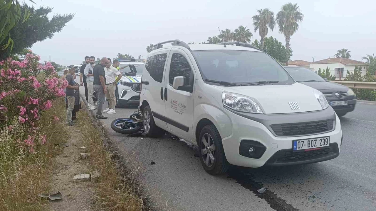 Antalya’da emniyet şeridinde duran araca motosiklet çarptı: 1 ağır yaralı