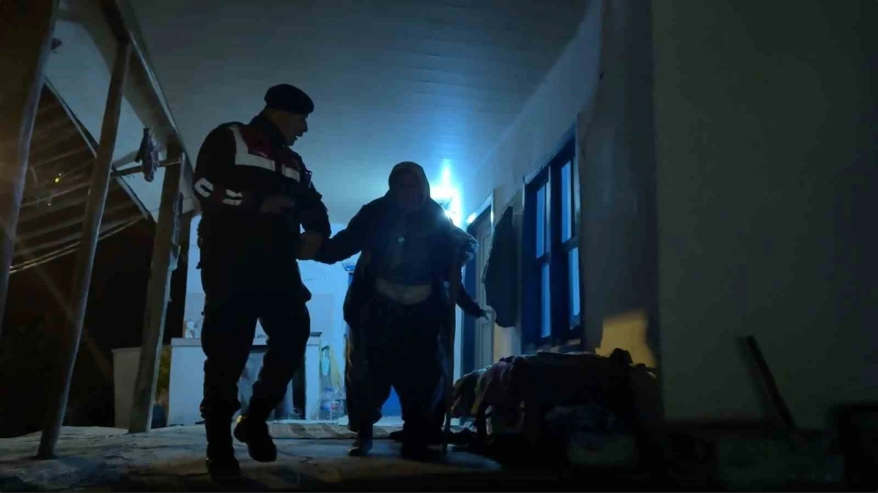 Antalya&rsquo;da evleri tehdit eden orman yangını kontrol altına alındı
