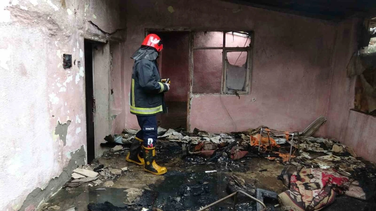 Antalya&rsquo;da gecekonduda yangın
