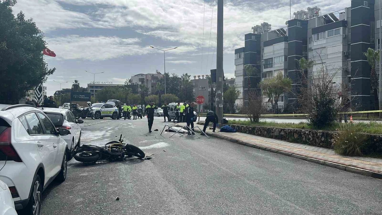 Antalya&rsquo;da hafif ticari ara&ccedil; motosikletle &ccedil;arpıştı: 1 &ouml;l&uuml;
