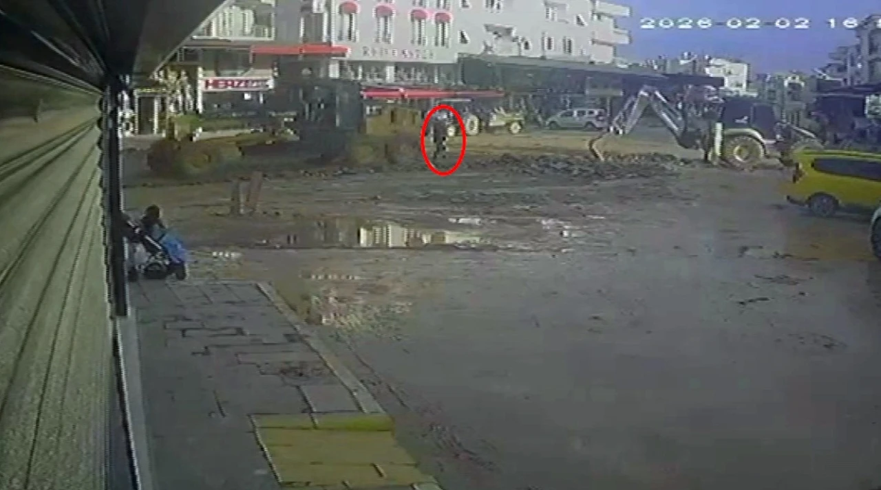 Antalya&rsquo;da iş makinesinin belediye &ccedil;alışanına &ccedil;arpma anı kamerada
