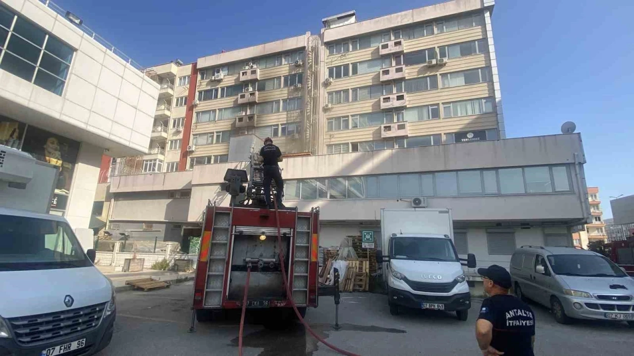 Antalya’da iş merkezinde çıkan yangın korkuttu
