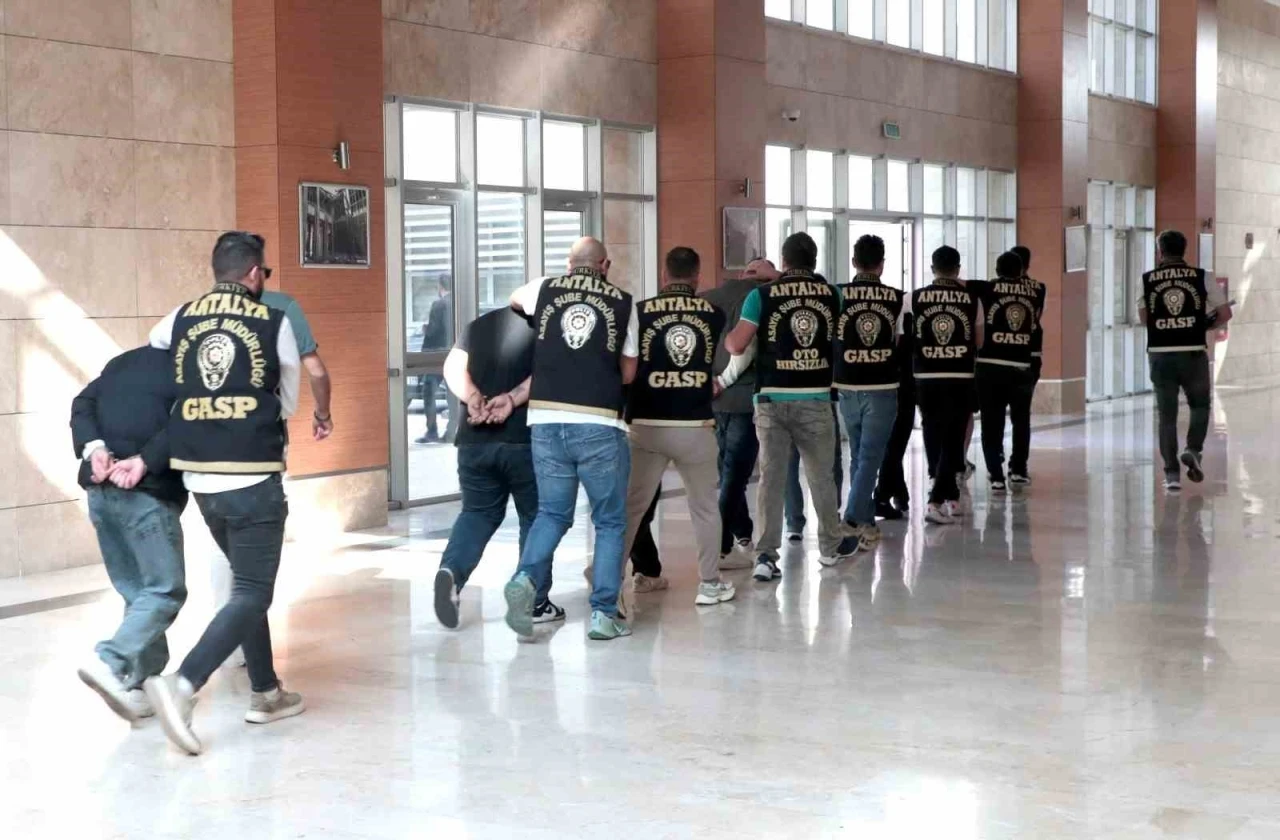 Antalya’da iş yerine zarar veren 10 şahıs tutuklandı
