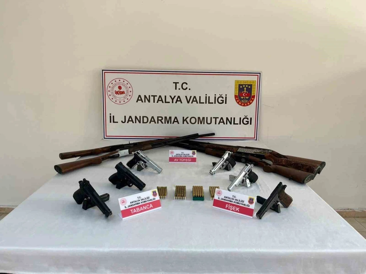 Antalya’da jandarmadan kaçak silah operasyonu
