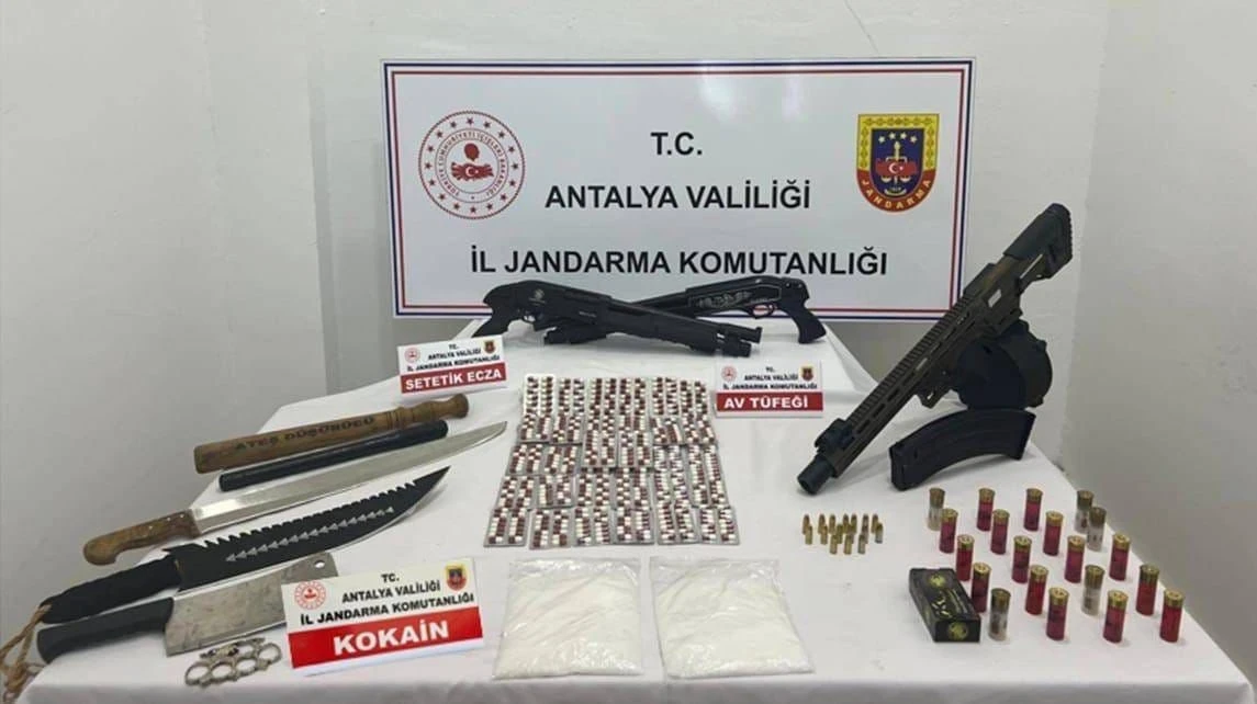 Antalya’da jandarmadan uyuşturucu ve silah operasyonu
