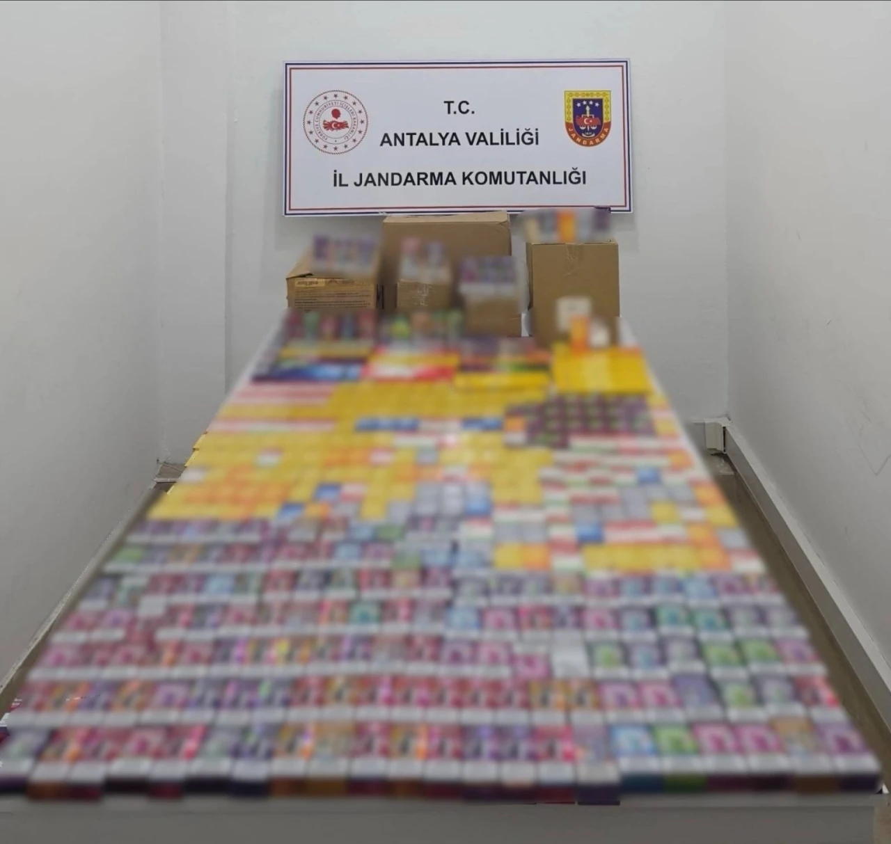 Antalya’da kaçak bin 660 adet elektronik sigara ve 7 bin 500 paket sigara ele geçirildi
