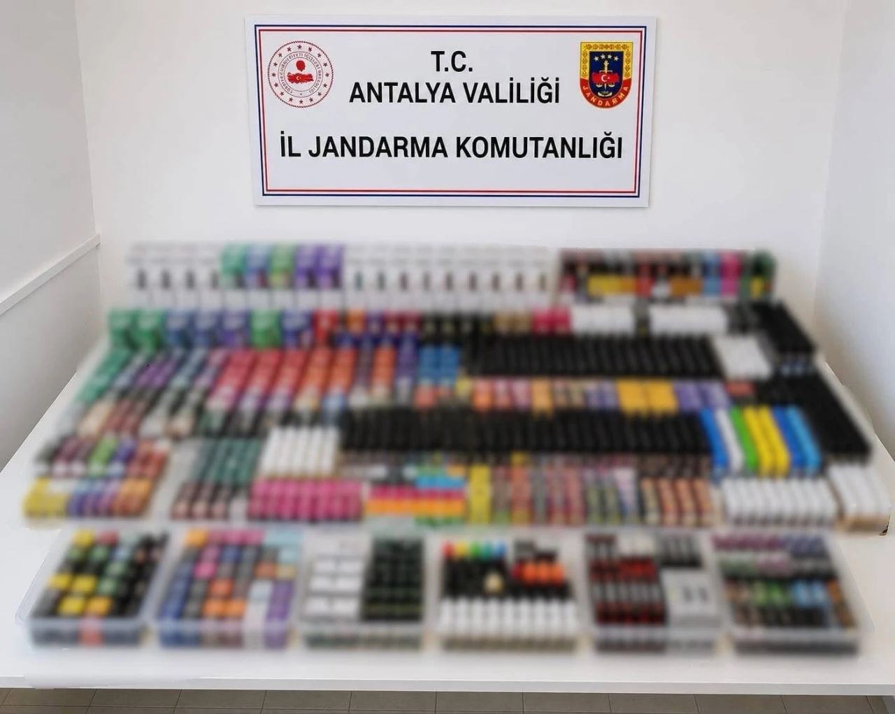 Antalya&rsquo;da ka&ccedil;ak elektronik sigara operasyonu
