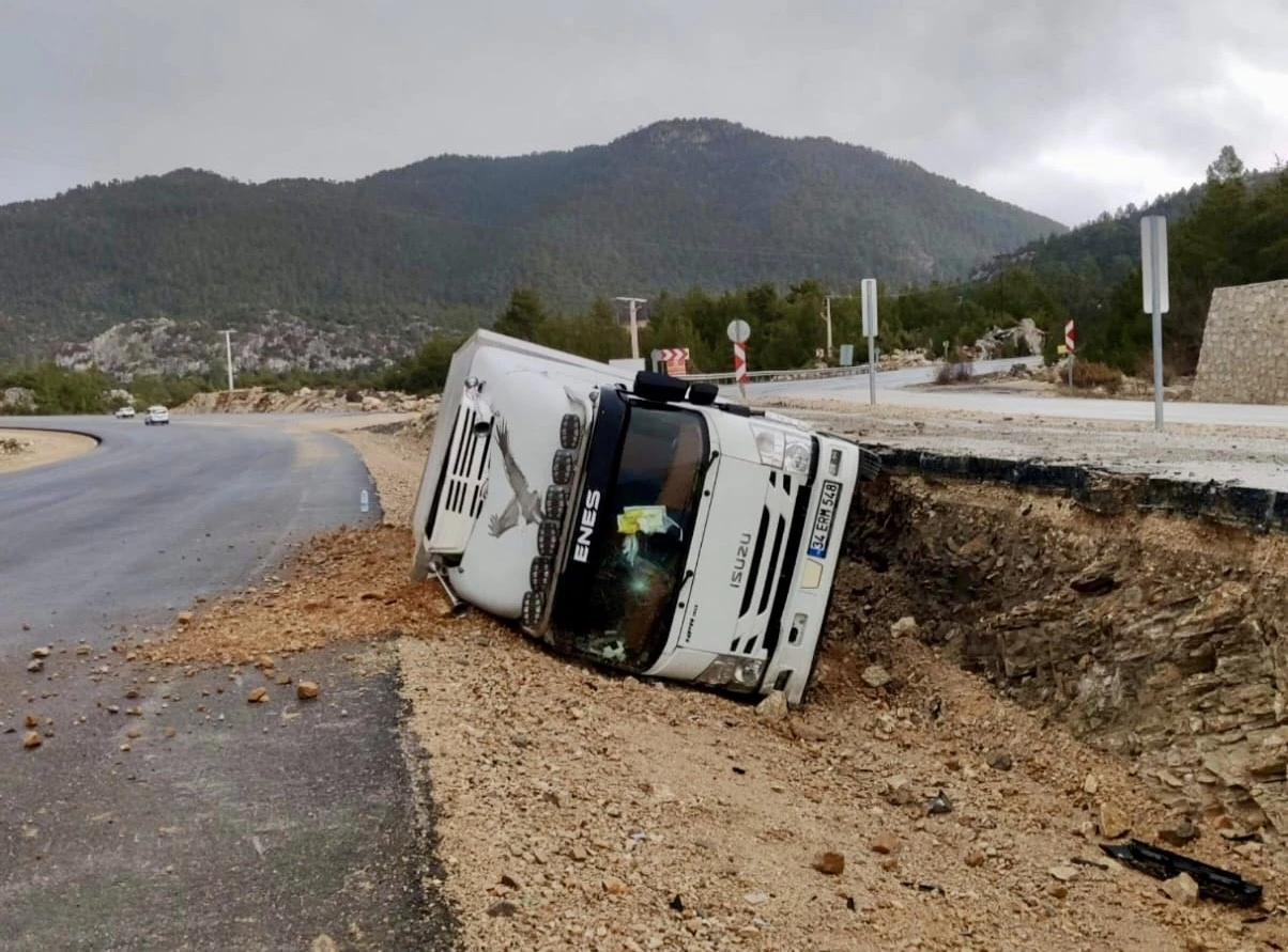 Antalya&rsquo;da kamyon devrildi, s&uuml;r&uuml;c&uuml; yaralandı
