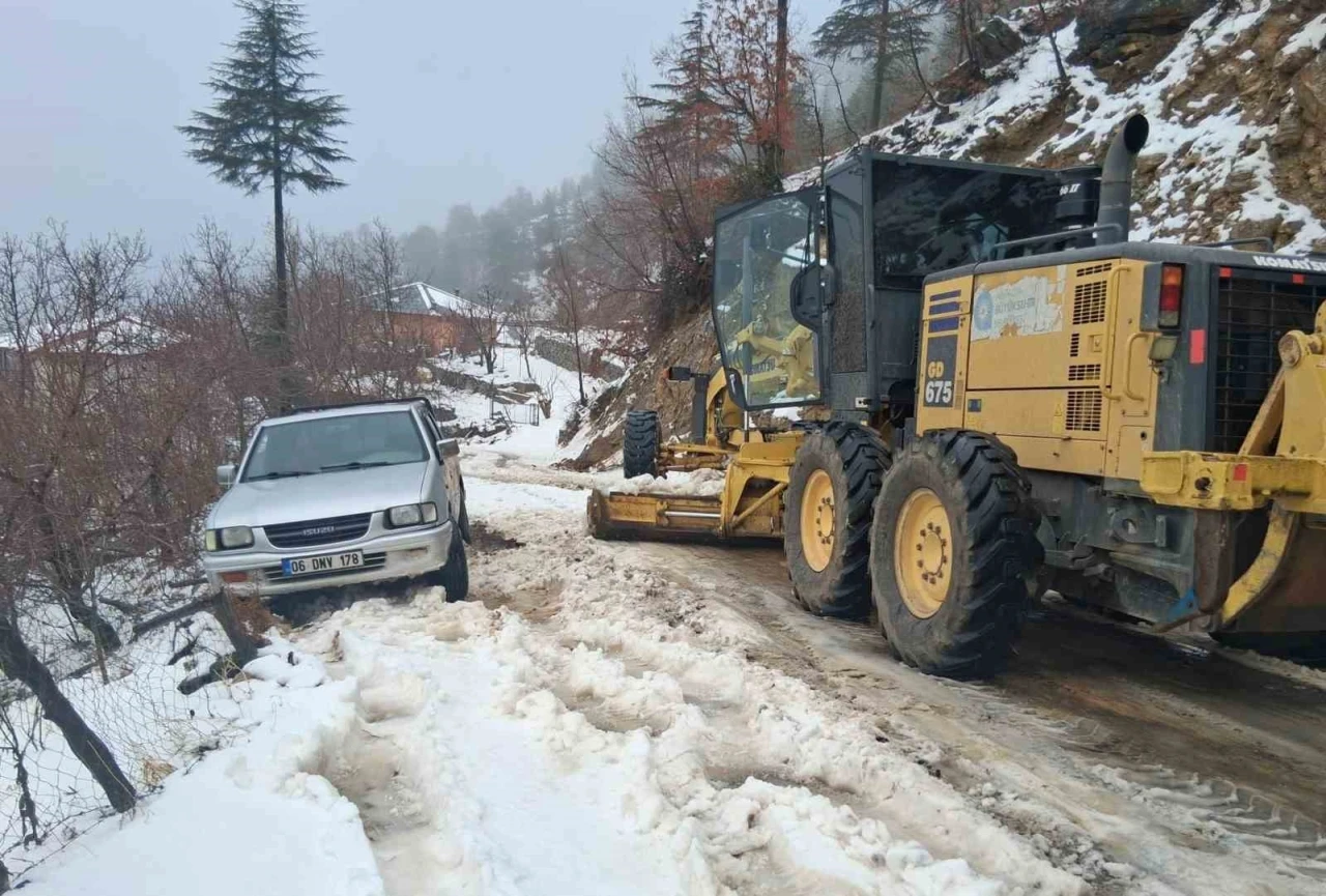 Antalya&rsquo;da karla m&uuml;cadele: Y&uuml;ksek kesimlerde mahsur kalan ara&ccedil;lar kurtarıldı
