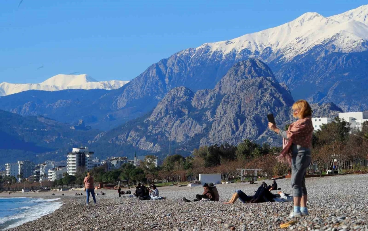 Antalya&rsquo;da karlı dağların g&ouml;lgesinde deniz keyfi
