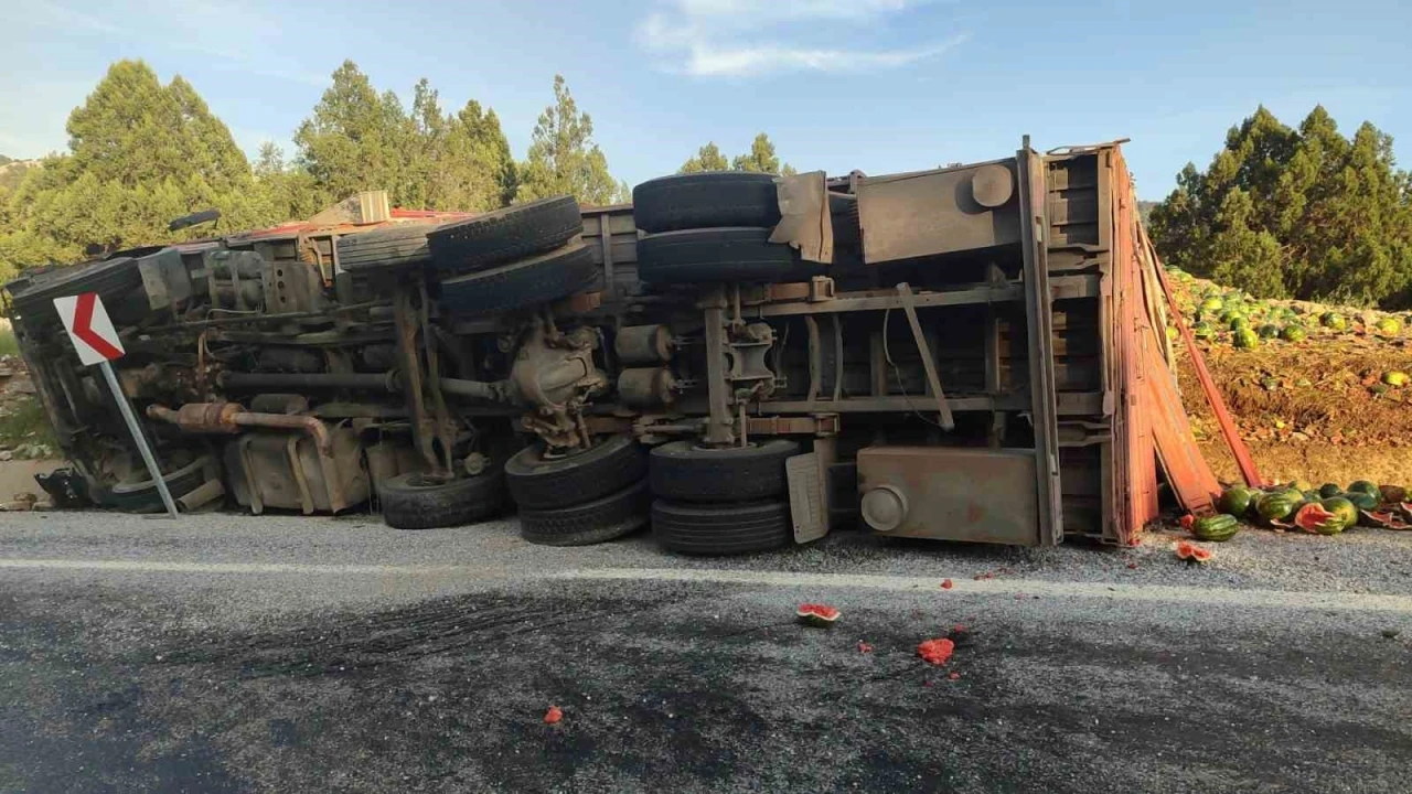 Antalya’da karpuz yüklü kamyon devrildi, tonlarca karpuz yol kenarına savruldu
