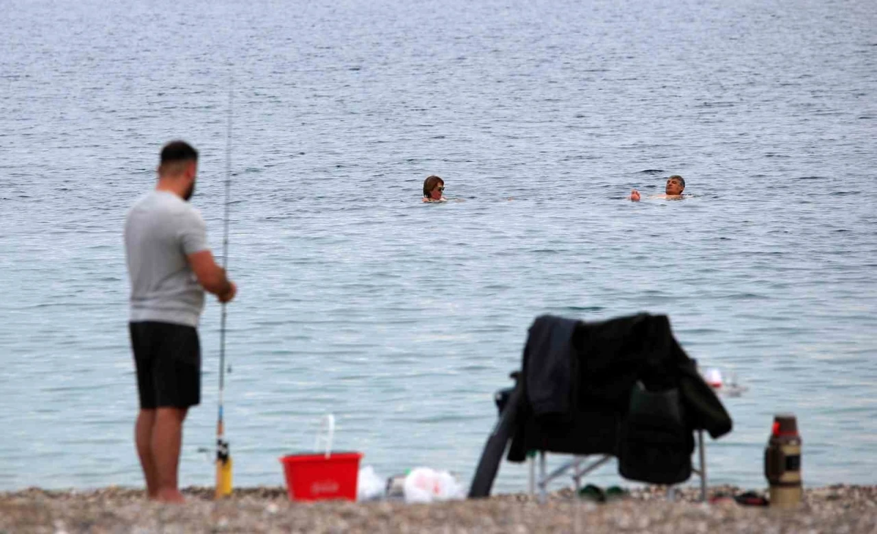 Antalya’da kasım ayında denize girmenin keyfini çıkardılar
