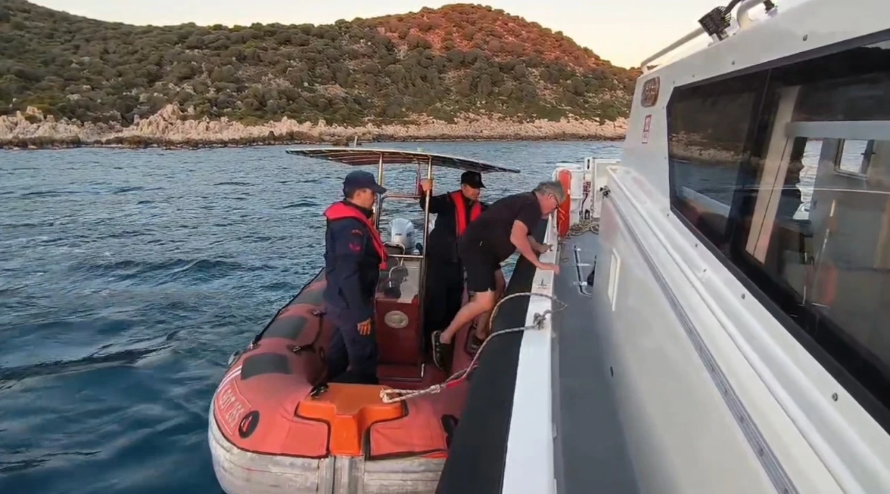 Antalya’da kayalıklarda mahsur kalan Alman turisti Sahil Güvenlik ekipleri kurtardı
