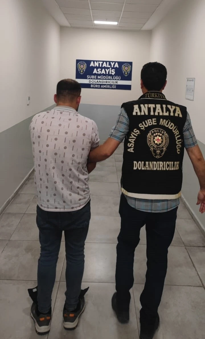Antalya’da kendisini istihbarat görevlisi olarak tanıtan şahıs dolandırıcılıktan tutuklandı
