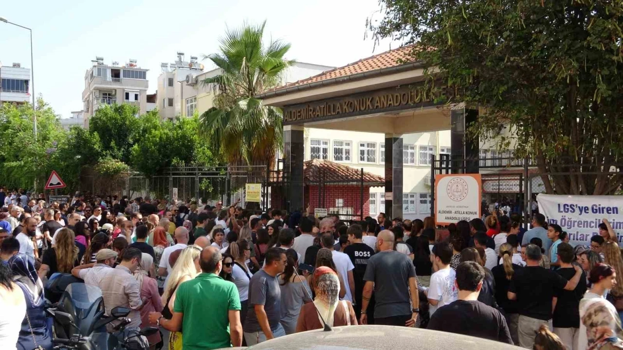 Antalya’da LGS sınavı öğrenciler kadar velileri de heyecanlandırdı
