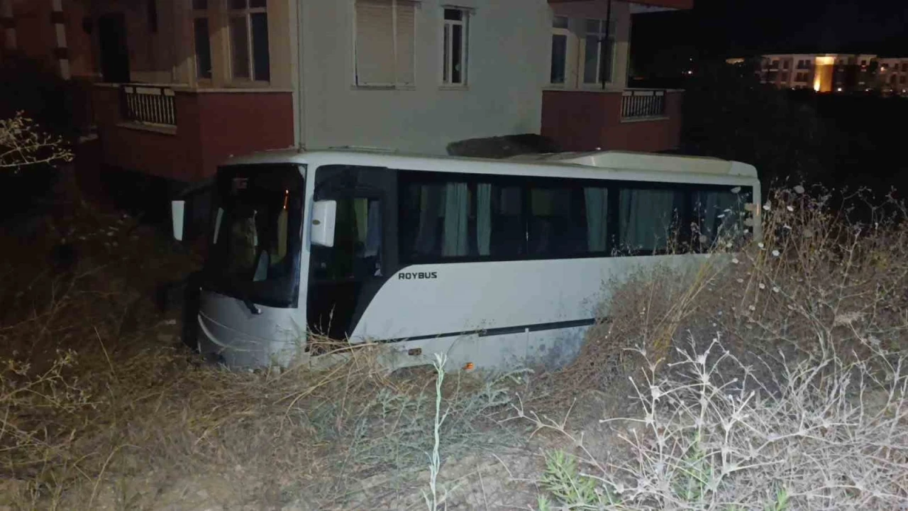 Antalya&rsquo;da midib&uuml;s otomobille &ccedil;arpıştı: 6 yaralı
