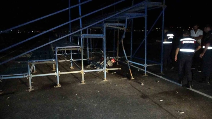 Antalya&rsquo;da motosiklet demir yığınlarına &ccedil;arptı: 2 ağır yaralı
