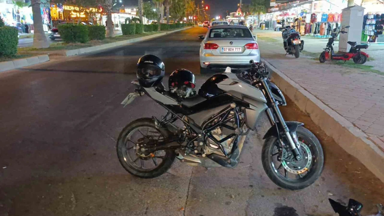 Antalya’da motosikletler çarpıştı: 3 yaralı
