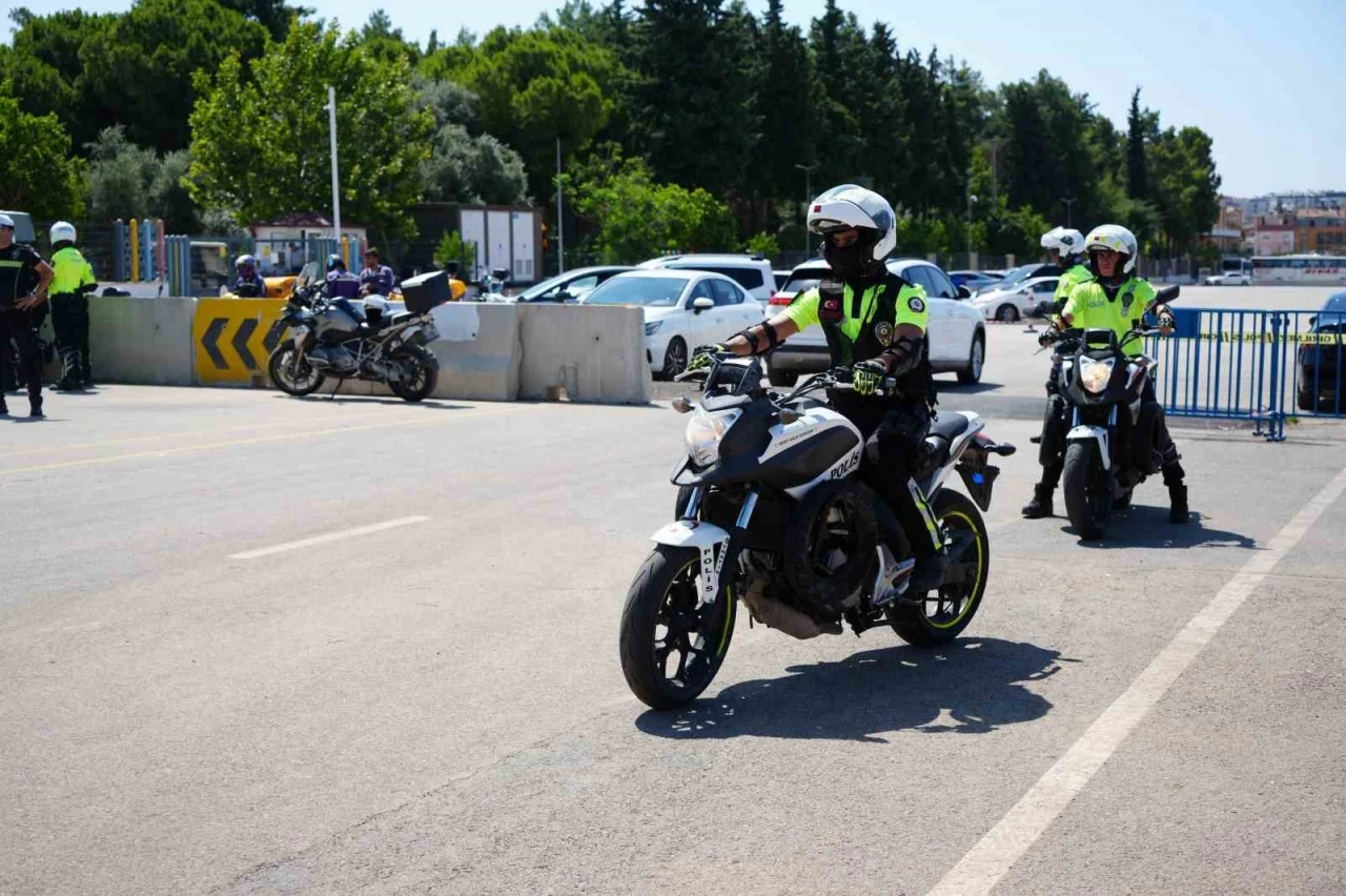 Antalya’da motosikletli polis timlerine güvenli sürüş eğitimi
