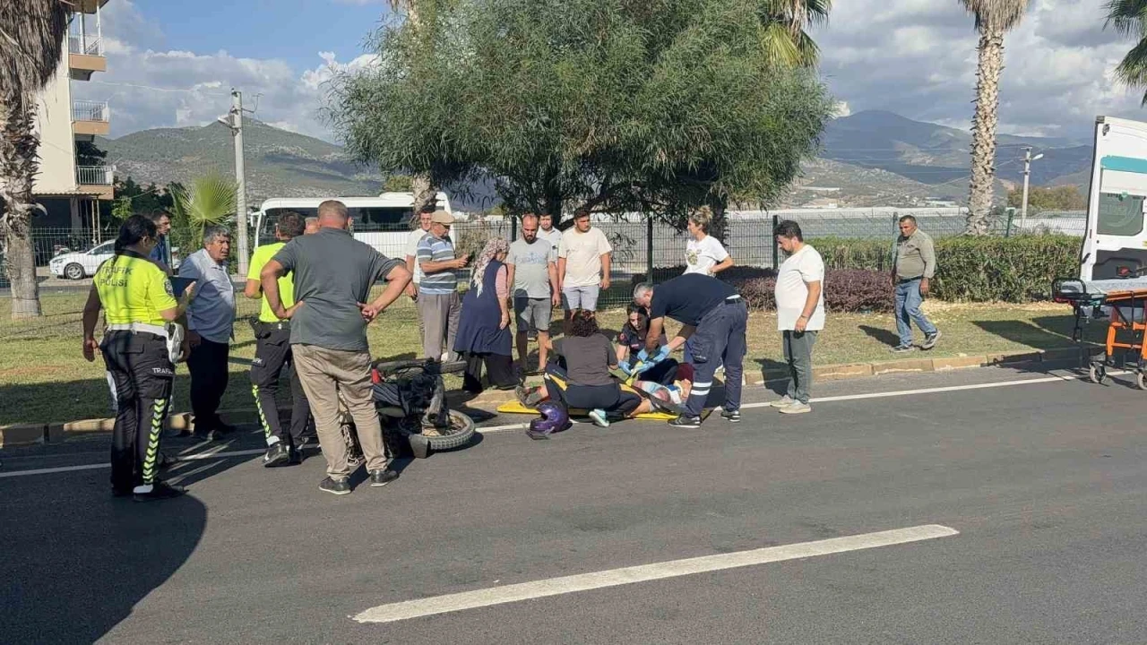 Antalya’da okul servisiyle çarpışan motosikletli ağır yaralandı
